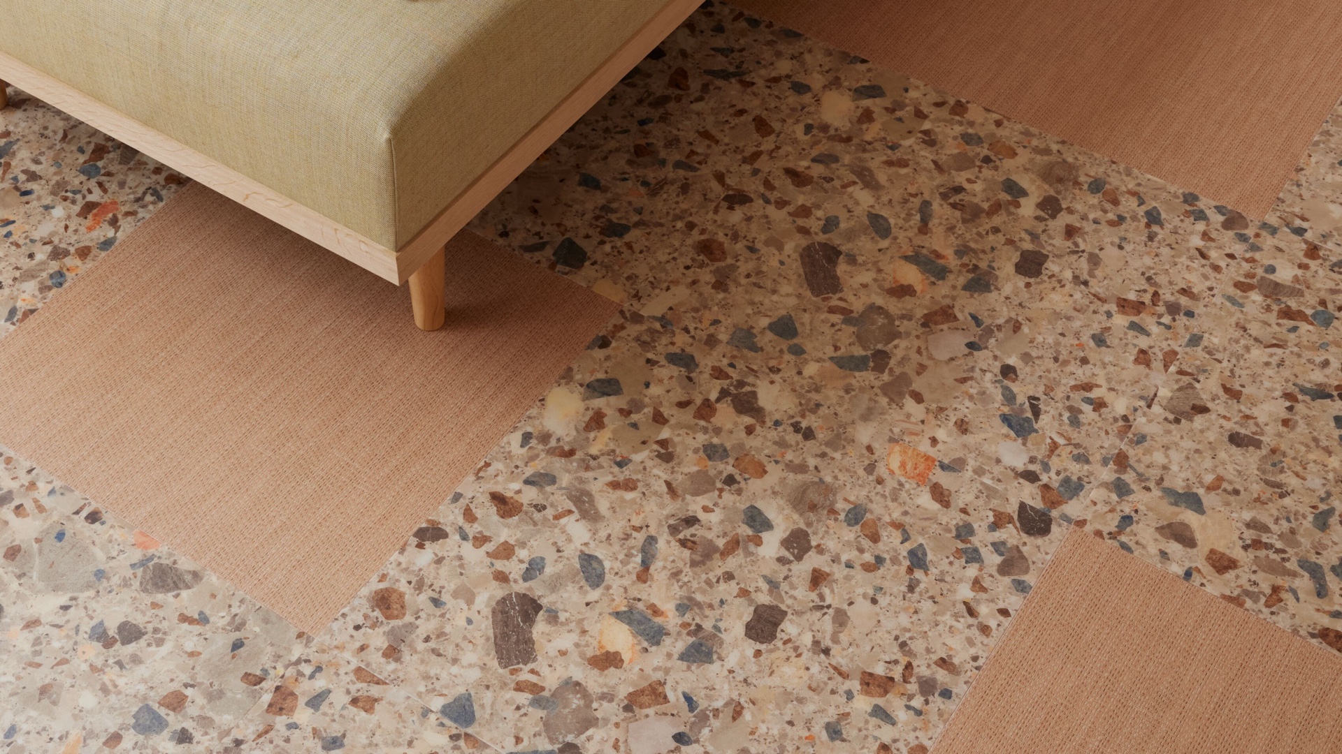 Dalles Allura decibel associant un décor terrazzo et un décor textile rosé en pose damier