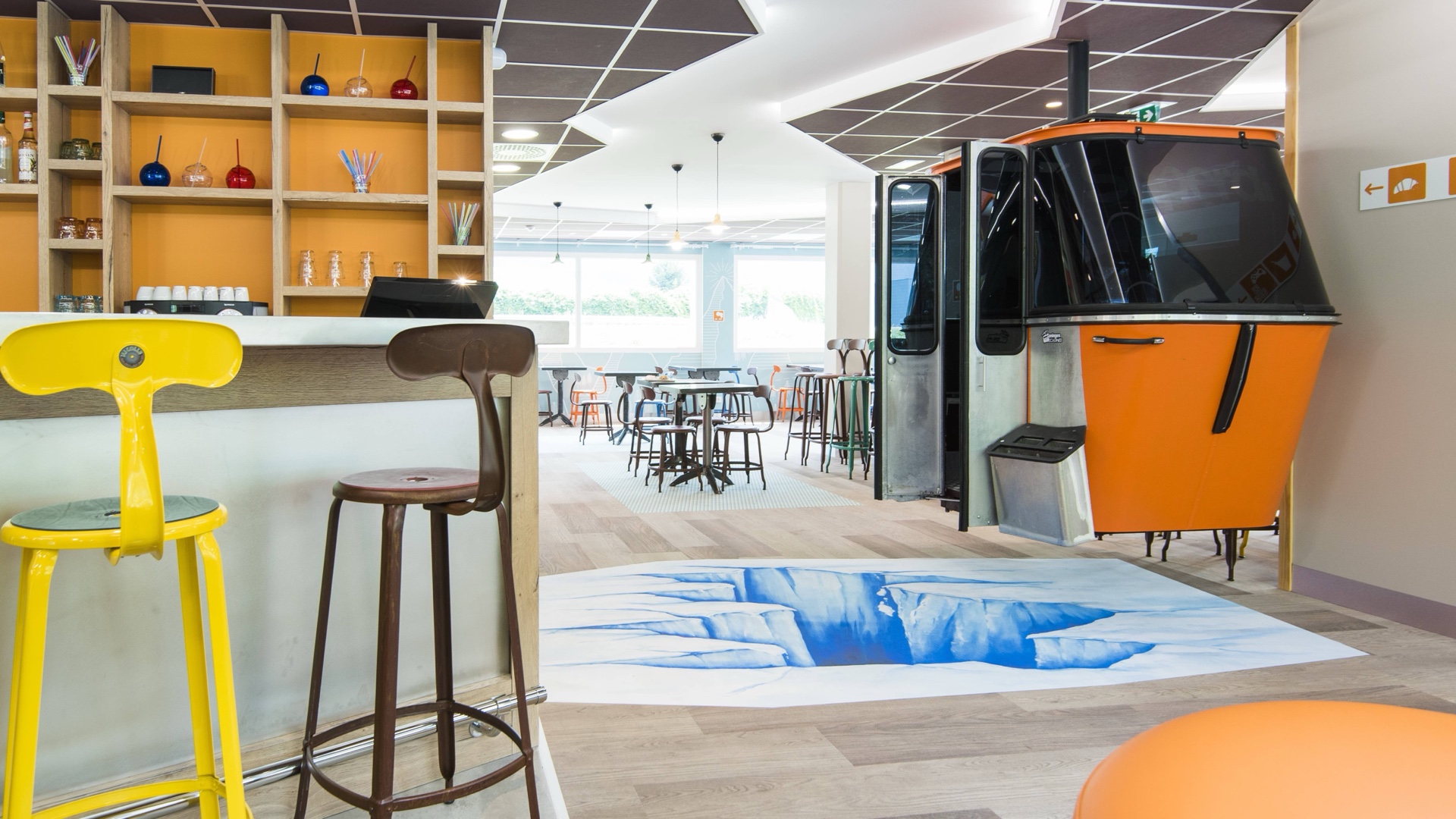 Bar d’hôtel de montagne avec cabine de téléphérique et Flotex imprimé d’un décor de glacier au sol