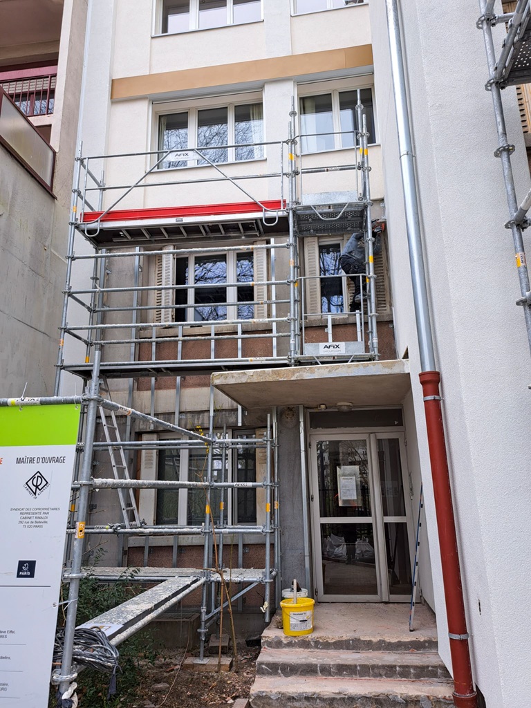 Érigé dans les années 1950, cet immeuble en R+10 de 22 logements présentait une façade fortement dégradée