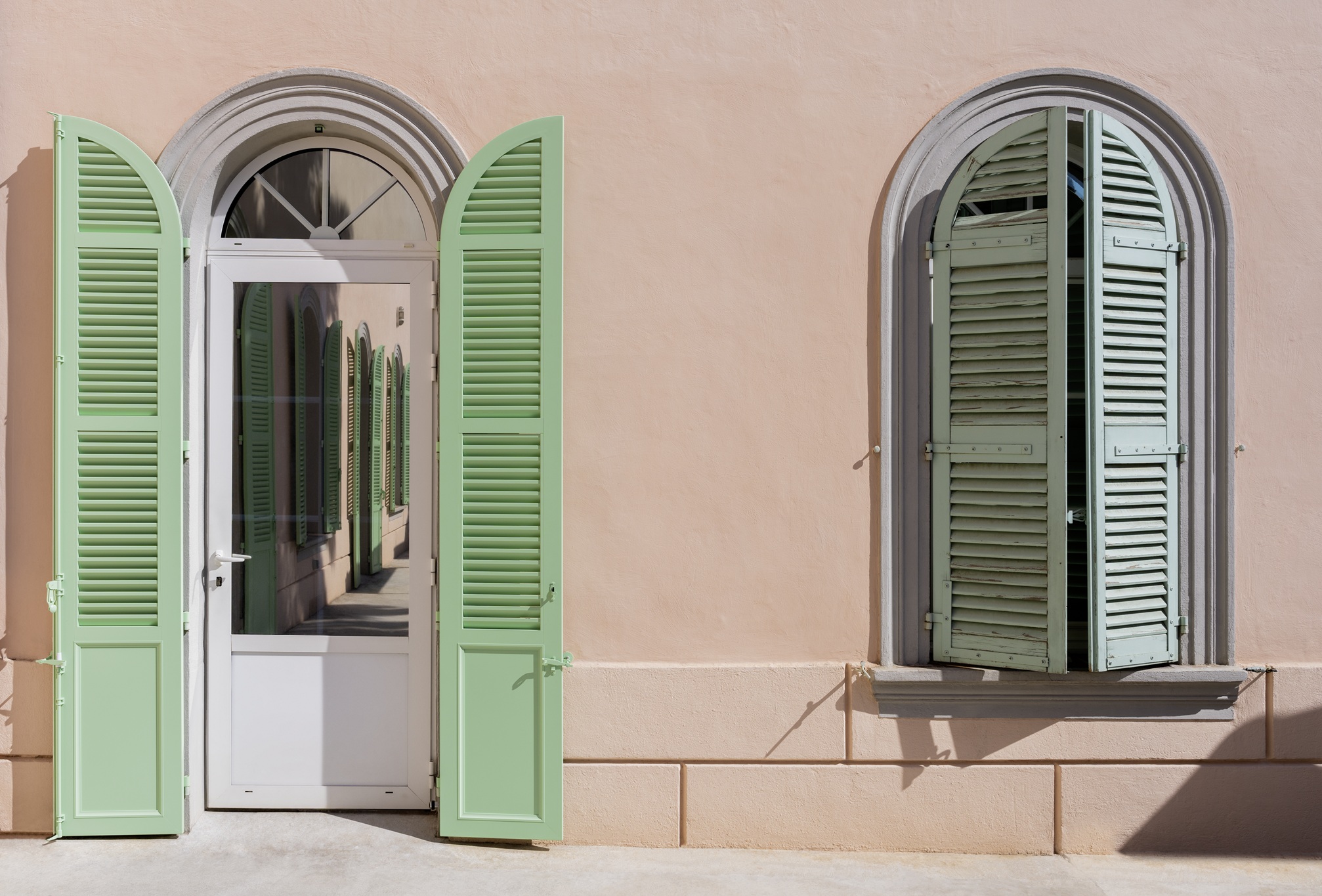 © EHRET. « Le volet d’origine était en bois, à lames biseautées, dans un vert bien spécifique. L’objectif était de reproduire à l’identique l’esthétique et l’architecture des volets existants, tout en améliorant la praticité et la durabilité. Le volet aluminium s’est imposé comme une évidence : léger, facile à manipuler et à entretenir, il répond parfaitement aux contraintes d’un établissement accueillant des personnes âgées. » explique Rémi Agostinetti, métreur et responsable qualité Inter Stores