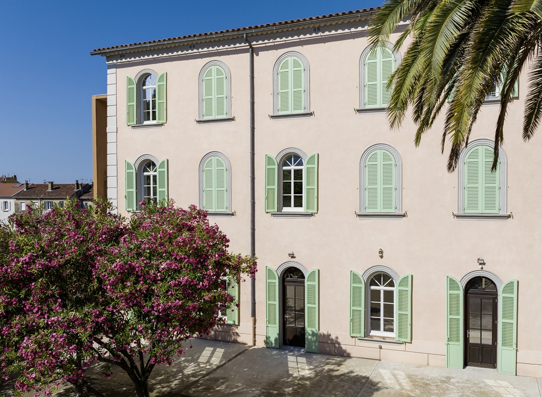 © EHRET. L’histoire du lieu remonte à 1854, avec la construction d’un pensionnat de jeunes filles sur un terrain acquis en 1842. Transformé en Maison de Famille en 1906, puis en Maison de Retraite en 1982