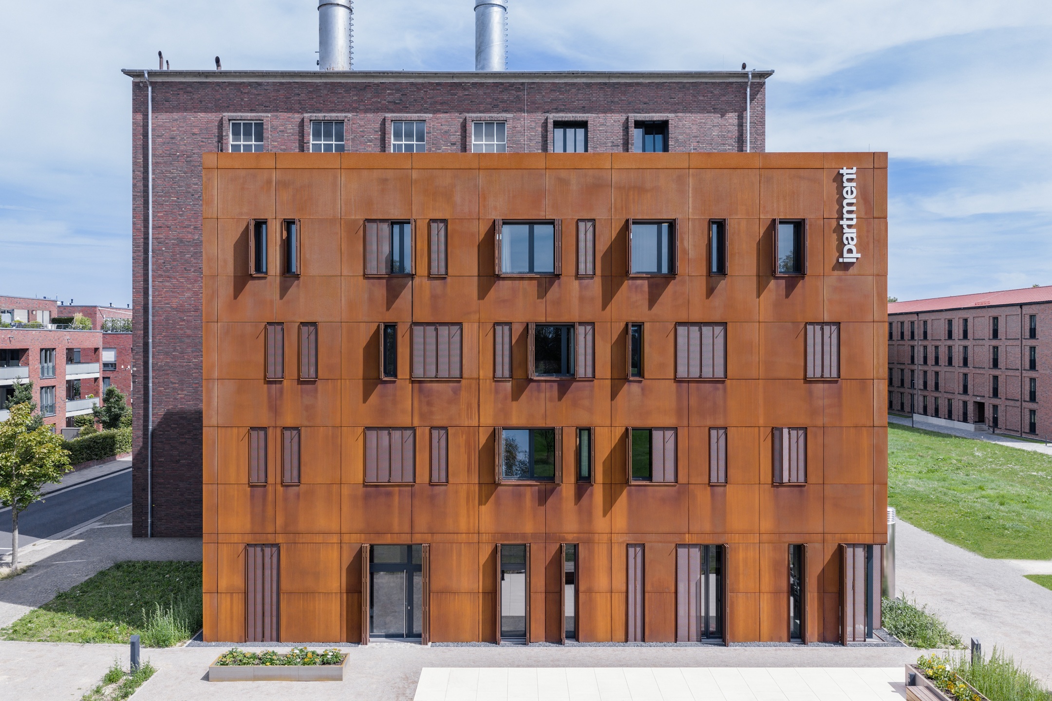 © EHRET Au premier plan, l’extension de quatre étages (environ 1 000 m²), autorisée par les autorités patrimoniales en lieu et place d’un ancien bâti préexistant à cet emplacement dans les années 1960.