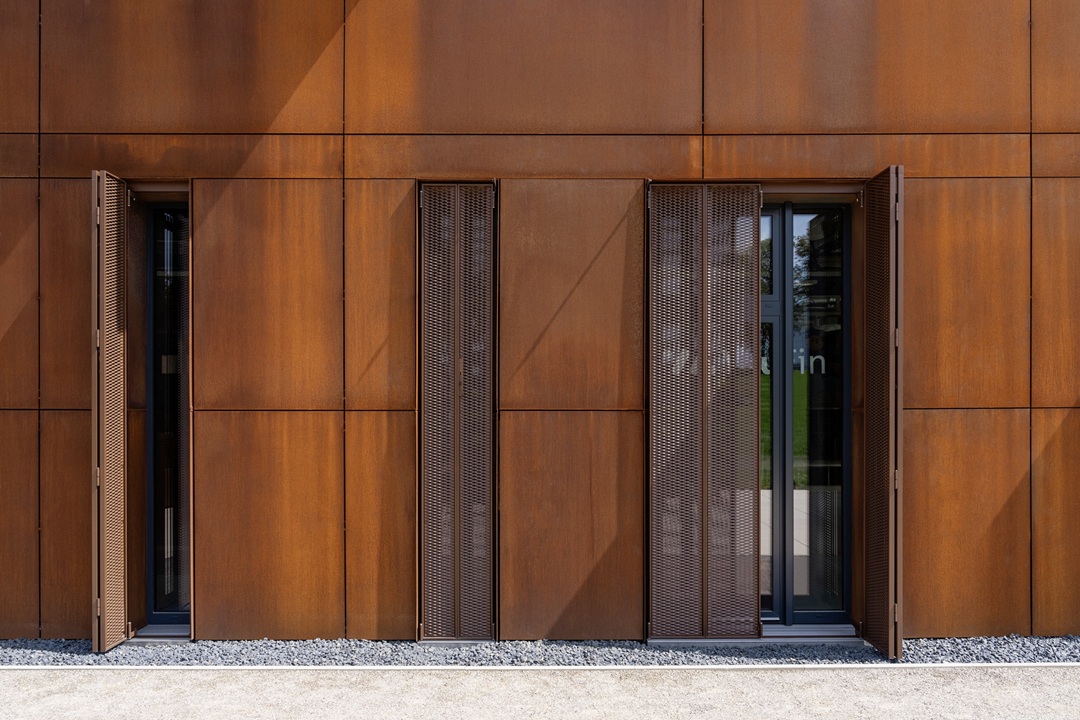 © EHRET L’acier Corten évoque visuellement la dégradation. Cette patine rouillée protège durablement la façade et incarne la conservation.