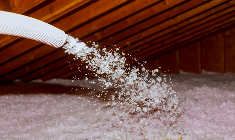 Pulvérisation soufflé en fibre de verre isolant pour toiture