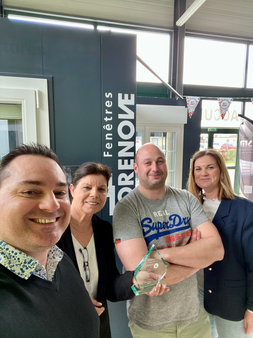 Au centre, à gauche Mme Auber et à droite Damien Pitard, de la Miroiterie Elbeuvienne ©Lorenove.