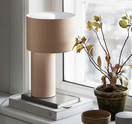la lampe à poser Tangent signée du designer Frederik Kurzweg pour la maison danoise Woud