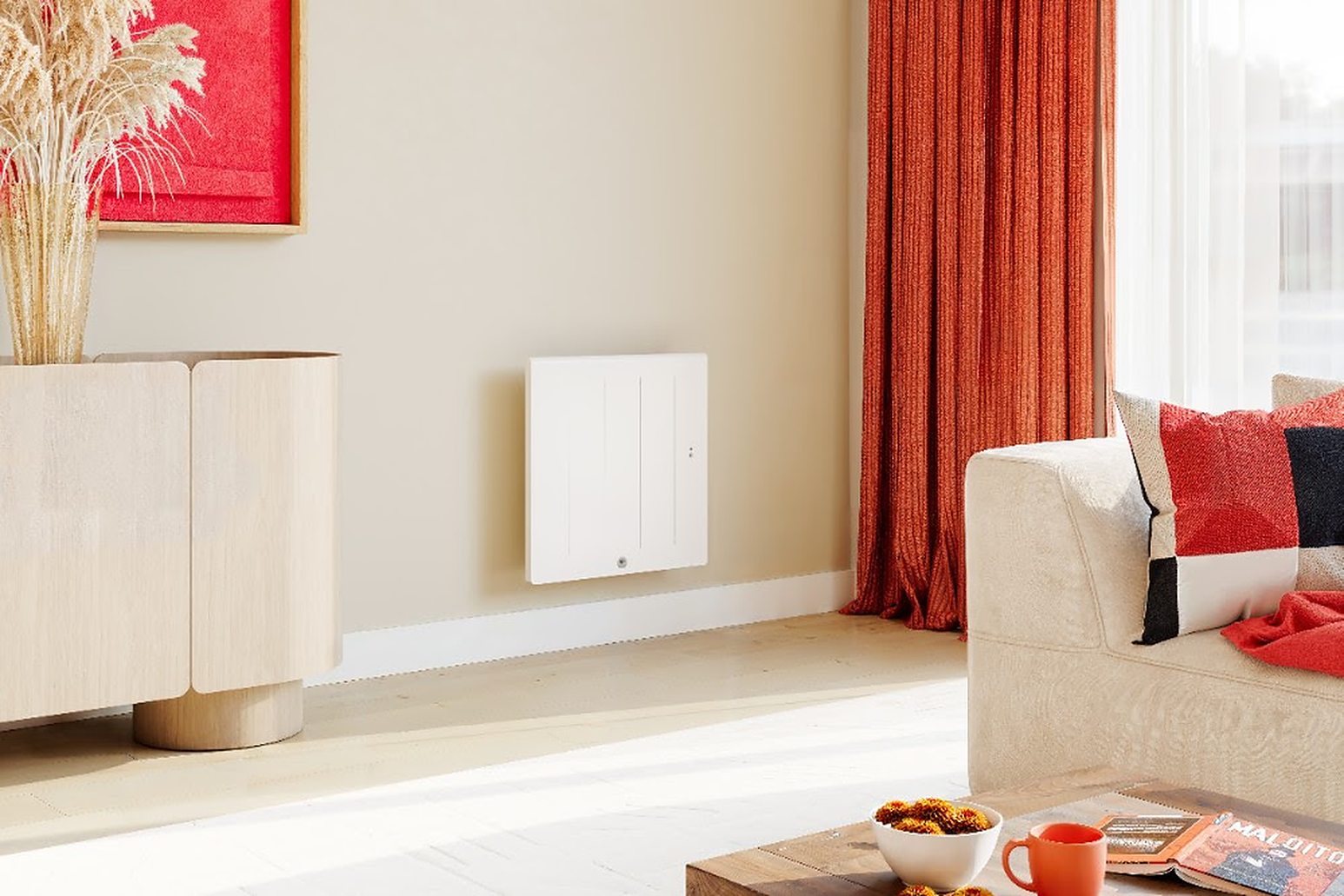 Radiateur à chaleur douce au format horizontal posé sur le mur beige d'un séjour, à côté d'un rideau orange.