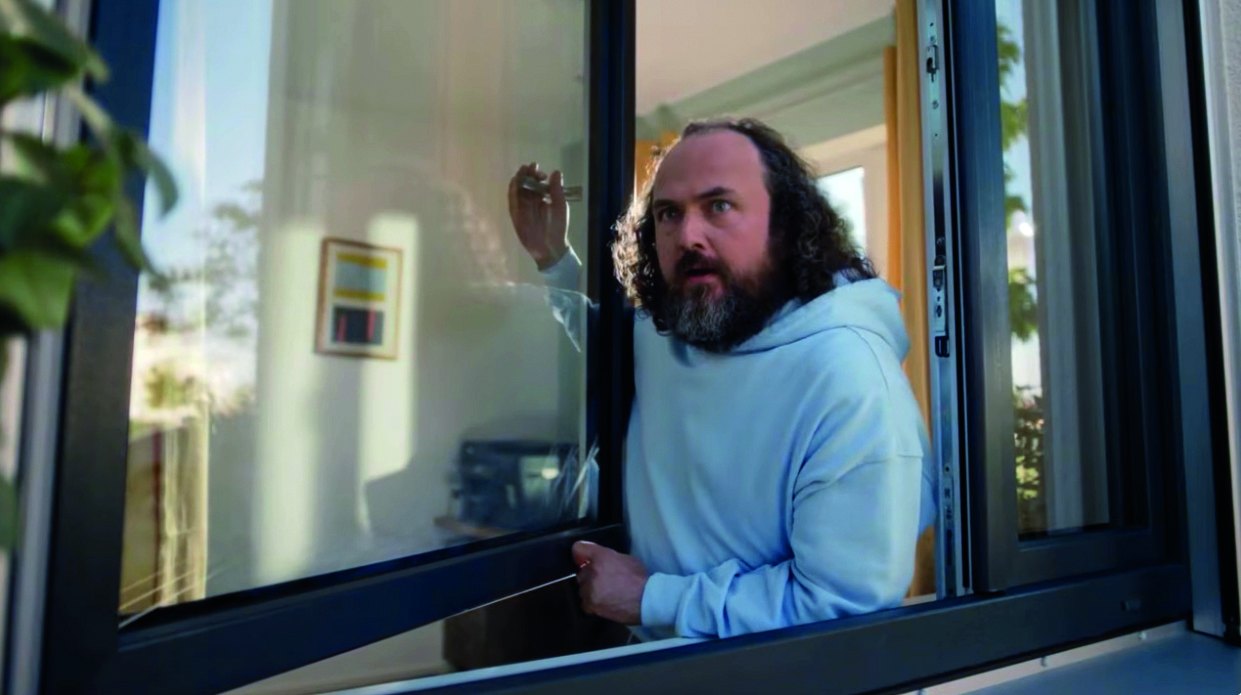 Hugo ouvre une fenêtre PVC oscillo-battante, plan extrait d'un spot de la campagne grand public VEKA