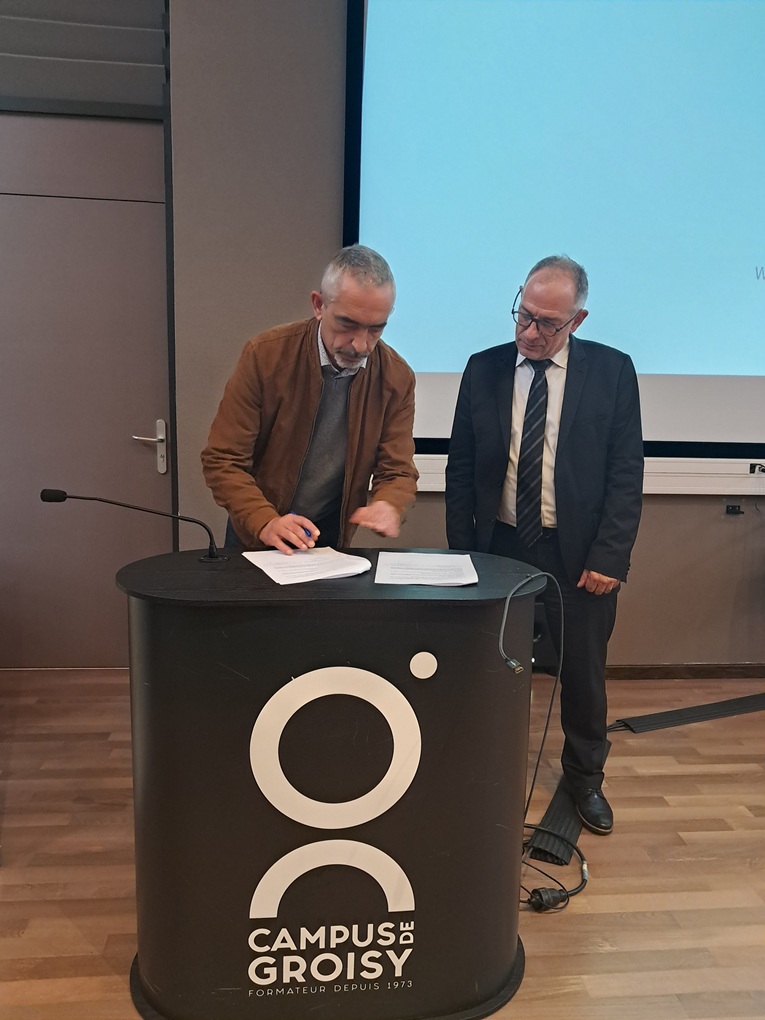 A gauche, Sébastien Teyssier, Directeur LPO AURA, en retrait, à droite, Jean-Jacques Charrié Thollot, Président UNICEM AURA.