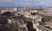 Vue aérienne de la résidence du Nombre d'Or à Montpellier, immeubles courbes autour d'une esplanade arborée