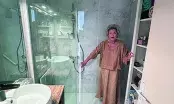 Une personne âgée accompagnée de ses enfants examine un plan pour adapter sa salle de bains