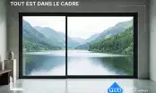 Baie coulissante VEKA ouvrant sur un lac de montagne, visuel de campagne présenté à Batimat 2026