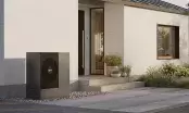 Pompe à chaleur Vitocal 200-A installée à l’extérieur d’une maison moderne, design épuré.