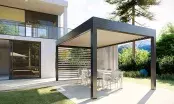 Pergola en aluminium avec brise-vue orientable et vitrage laissant passer la lumière
