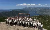 Des professionnels du bâtiment échangent lors d’une convention sur la menuiserie aluminium.