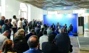 Professionnels réunis autour de démonstrations de blocs-portes motorisés en conditions réelles