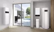 Installateur devant un tableau de gestion d'énergie intégrant pompe à chaleur et photovoltaïque