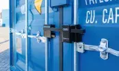 Serrure renforcée installée sur une porte de véhicule utilitaire sur un chantier