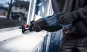 Scie sabre sans fil Bosch EXPERT EXSA18V-32 posée sur un chantier, prête à l’emploi