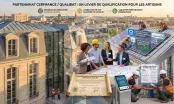 Deux professionnels du bâtiment signent une convention pour faciliter la qualification.