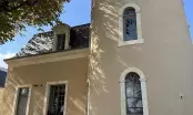 Tour d'angle du Château Bois Baudron après restauration, enduit à la chaux clair et encadrements de fenêtres en pierre