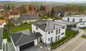 Toit en tuiles terre cuite ERLUS Level RS à faible pente sur bâtiment contemporain.