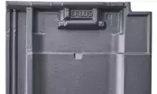 Nouveau chez Erlus : la tuile en terre cuite Reform SL en coloris gris ardoise.