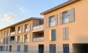 Volet en bois multiplis STABLÉO en Pin des Landes installé sur une façade de bâtiment