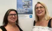 Deux femmes professionnelles participent à un événement valorisant les femmes dans le BTP
