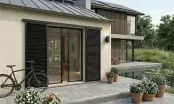 Moustiquaire installée sur une fenêtre d’habitation moderne, laissant circuler l’air sainement.