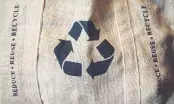 Vêtements professionnels triés pour être réutilisés, réparés ou recyclés en économie circulaire