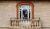 Fenêtre en bois Meslina exposée à Batimat, conçue pour la rénovation de bâtiments anciens