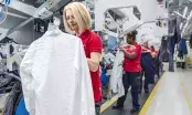 Des employés en tenue de travail propre reçoivent leurs vêtements professionnels en entreprise