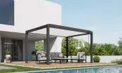 Pergola bioclimatique en aluminium à lames orientables sur une terrasse moderne