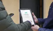 Tablette affichant la plateforme Revel’Home pour la gestion commerciale des menuisiers
