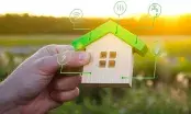 Des professionnels discutent de rénovation énergétique lors d’un salon dédié au logement