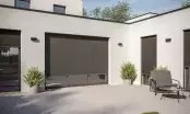 Store screen ZIP installé sur une grande baie vitrée, filtrant la lumière tout en protégeant du soleil
