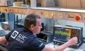 Des luminaires intelligents connectés pilotent et localisent équipements et personnes en bâtiment.