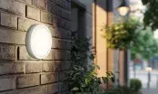 Hublot LED Novella robuste, étanche et efficace, posé en saillie sur une façade ou en intérieur