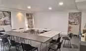 Salle de formation de Chaux Saint-Astier à Noisiel, tables disposées en U, chaises noires et kakemonos