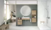 Plan vasque suspendu en chêne, colonne de rangement et douche de plain-pied avec siège rabattable