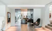 Double porte coulissante en verre fumé SYNTESIS LINE EXTENSION ouverte entre un hall et un salon