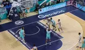 Marquage au sol Gedibois sur le parquet d'un match de Betclic ÉLITE, joueurs en action et logo LNB