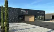 Façade du Gedimat Concept Store Sols et Bains de Lamballe Carrelage, bardage noir et parvis pavé