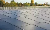 Toiture plate de bâtiment industriel entièrement couverte de modules photovoltaïques inclinés
