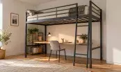 Lit mezzanine à structure métallique installé contre un mur clair, avec bureau aménagé dans le volume libéré
