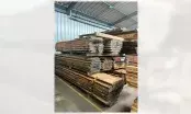 Piles de planches de chêne massif stockées dans l'atelier bois du site de Chartres