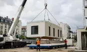 Assemblage à la grue d'un module tridimensionnel préfabriqué sur une plateforme de chantier urbaine