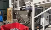 Compacteur de copeaux d’aluminium en service à Baillargues, bac de briquettes compactées au premier plan