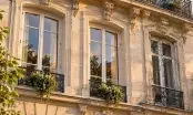 Façade en pierre de taille dont deux fenêtres à petits bois viennent d’être remplacées, la troisième restant ancienne